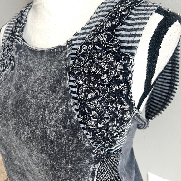 Gimmicks By BKE Top Size XS Open Back Gray Sleeveless Stripe Mesh Grunge edgy - Picture 7 of 8